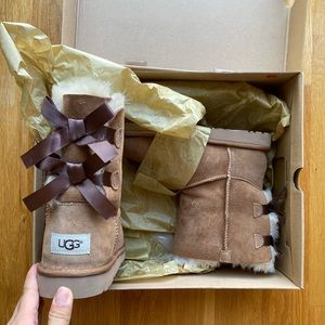 NWT - UGG boots Bailey bow